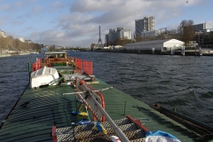 la péniche adélaide sous la Tour Eiffel